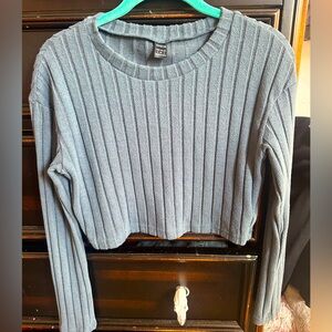 SHEIN Lightweight Light Blue/Gray Long Sleeve Cropped Shirt - Small